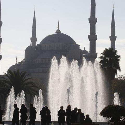 People walk past the Ottoman-era Suleymaniye Mosque in Istanbul November 28, 2014. Pope Francis begins a visit to Turkey on Friday with the delicate mission of strengthening ties with Muslim leaders while condemning violence against Christians and other minorities in the Middle East. REUTERS/Osman Orsal (TURKEY - Tags: RELIGION) - RTR4FZ43