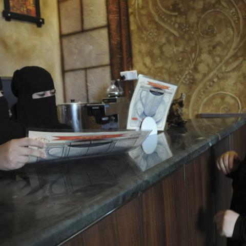 Veiled Saudi women work at a coffee shop in Tabuk, 1500 km (932 miles) from Riyadh November 30, 2013. Saudi Arabia's crackdown on foreign workers has thrown millions of lives into turmoil and caused rioting in big cities, but the economy should benefit in the long run as Saudi nationals fill the gaps and cut their dependence on the state. REUTERS/Mohamed Alhwaity (SAUDI ARABIA - Tags: BUSINESS SOCIETY EMPLOYMENT) - RTX15YWV