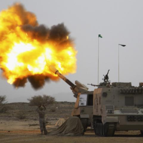 Saudi army artillery fire shells towards Houthi movement positions at the Saudi border with Yemen April 15, 2015. REUTERS/Stringer TPX IMAGES OF THE DAY      - RTR4XHTX