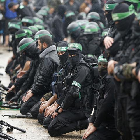 Palestinian members of al-Qassam Brigades, the armed wing of the Hamas movement, pray before a military parade marking the 27th anniversary of Hamas' founding, in Gaza City December 14, 2014.  REUTERS/Mohammed Salem (GAZA - Tags: POLITICS MILITARY ANNIVERSARY RELIGION) - RTR4HY0R