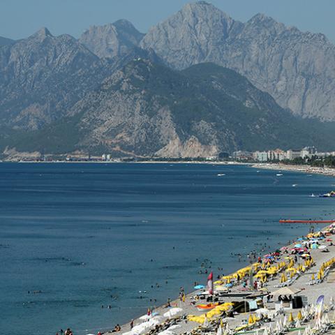 Tourists enjoy a beach in the Mediterranean resort city of Antalya, a popular destination for German tourists, in Turkey, July 25, 2016. REUTERS/Kaan Soyturk  - RTSJICZ