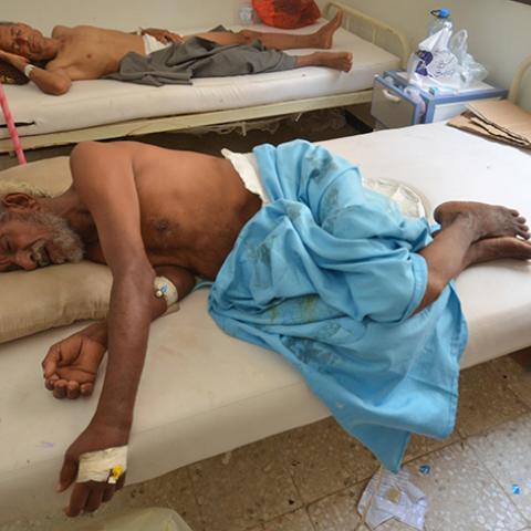 People infected with cholera lie on beds at a hospital in the Red Sea port city of Hodeidah, Yemen May 14, 2017. REUTERS/Abduljabbar Zeyad - RTX35S5M