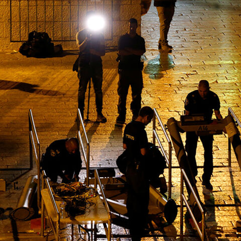 Israeli security forces remove metal detectors which were recently installed at an entrance to the compound known to Muslims as Noble Sanctuary and to Jews as Temple Mount in Jerusalem's Old City July 25, 2017.  REUTERS/Ammar Awad      TPX IMAGES OF THE DAY - RTX3CRDA