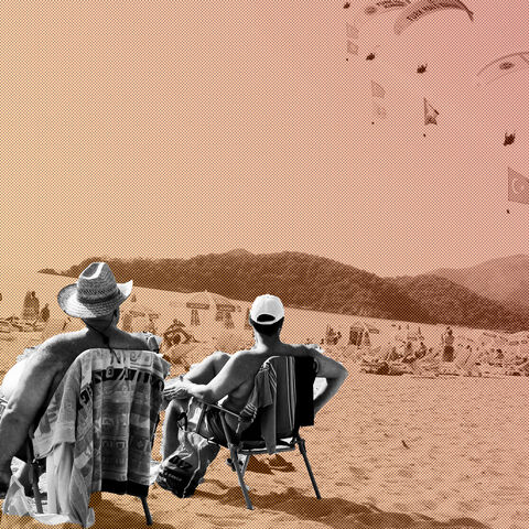 Local and foreign tourists watch International Oludeniz Air Games as they enjoy the sunny weather on a beach in Fethiye in Mugla province, Turkey October 11, 2016. Picture taken October 11, 2016. REUTERS/Kenan Gurbuz - RTSRW39
