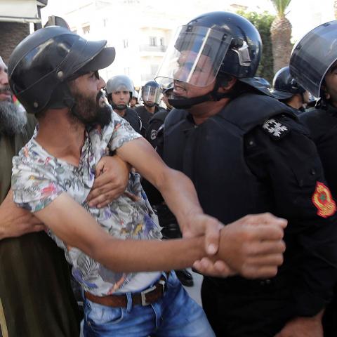 Riot police charge against protesters during a demonstration against official abuses and corruption in the town of Al-Hoceima, Morocco July 20, 2017. REUTERS/Youssef Boudlal - RC17B0A23700