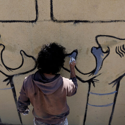 Artist and activist Murad Subai paints graffiti on a wall in Sanaa, Yemen March 15, 2017. REUTERS/Khaled Abdullah - RC169DE2DB60