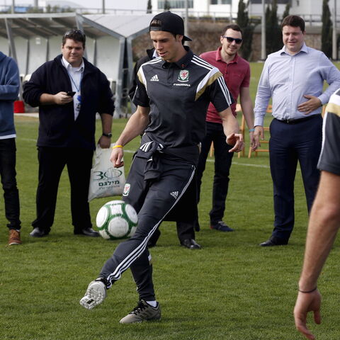 Wales' Gareth Bale (C) takes part in a kick-about with Jewish and Arab children in the northern city of Haifa March 29, 2015. Bale forgot all about his recent troubles at Real Madrid when scoring twice in a superb Wales victory over Israel on Saturday that kept them on course for next year's Euro 2016 finals in France.     REUTERS/Baz Ratner - GF10000042594