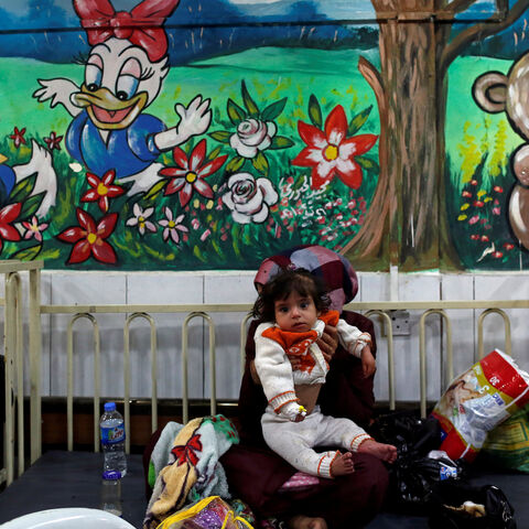 An Iraqi woman holds her baby at a children's hospital, in eastern Mosul, Iraq April 26, 2017. REUTERS/Danish Siddiqui - RC1A821B53D0