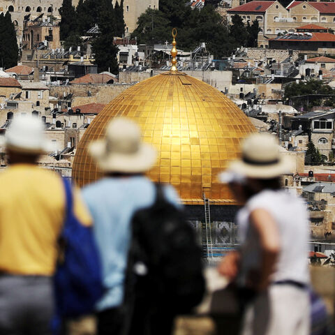 Tourists look at the Dome of the Rock, located in Jerusalem's Old City on the compound known to Muslims as Noble Sanctuary and to Jews as Temple Mount, June 21, 2018. REUTERS/Ammar Awad - RC1DA4402840