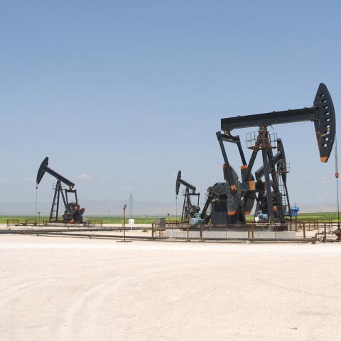 Oil pump jacks pump oil in Al-Jbessa oil field in Al-Shaddadeh town of Al-Hasakah governorate April 2, 2010.  REUTERS/Stringer (SYRIA - Tags: BUSINESS ENERGY) - GM1EA9B1T8R01