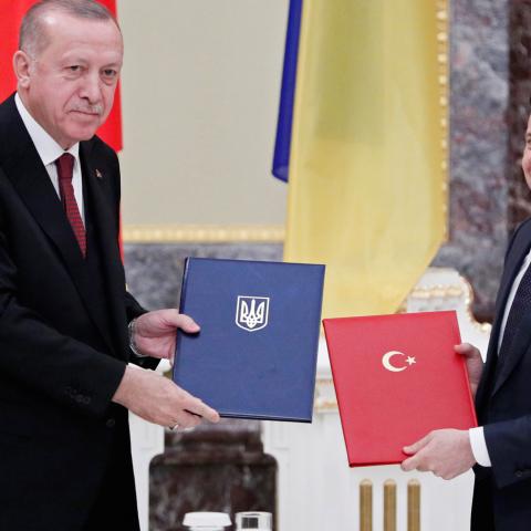 Ukrainian President Volodymyr Zelenskiy and Turkish President Tayyip Erdogan pose with documents during a signing ceremony ahead of a joint news conference following their meeting at the Mariyinsky Palace in Kiev, Ukraine February 3, 2020. REUTERS/Gleb Garanich - RC23TE9JIMSX