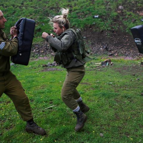 A female Israeli soldier from the Haraam artillery battalion takes part in a training session in Krav Maga, an Israeli self-defence technique, at a military base in the Israeli-occupied Golan Heights March 1, 2017. Picture taken March 1, 2017. REUTERS/Nir Elias - RC15DBEF26F0