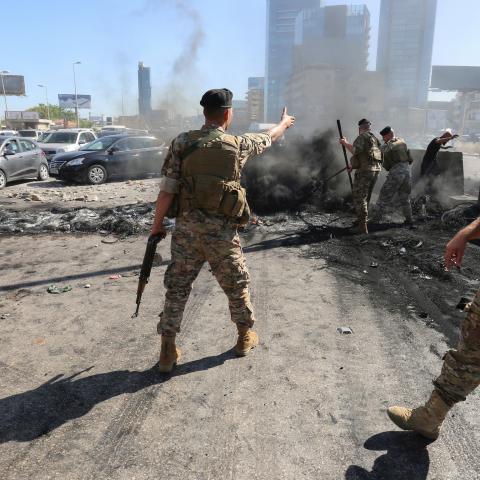 Lebanese army soldiers open a road that was blocked by demonstrators during a protest sparked by a rapid fall in the pound currency and mounting economic hardship, along a highway in Antelias, Lebanon June 12, 2020. REUTERS/Aziz Taher - RC2K7H9DQBEB