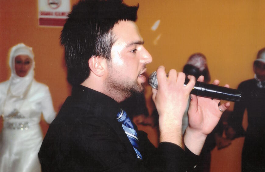 Kurdish singer Metin Kilicaslan performing at a wedding 