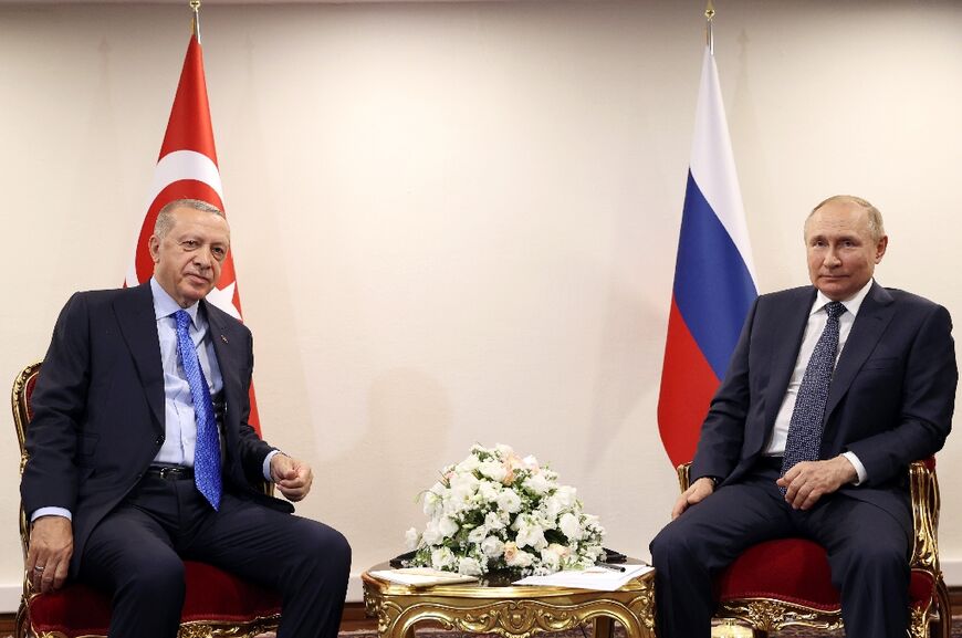 Turkish President Recep Tayyip Erdogan (L) met with Russian President Vladimir Putin, with the latter offering "thanks" for Turkish mediation efforts over Ukrainian grain