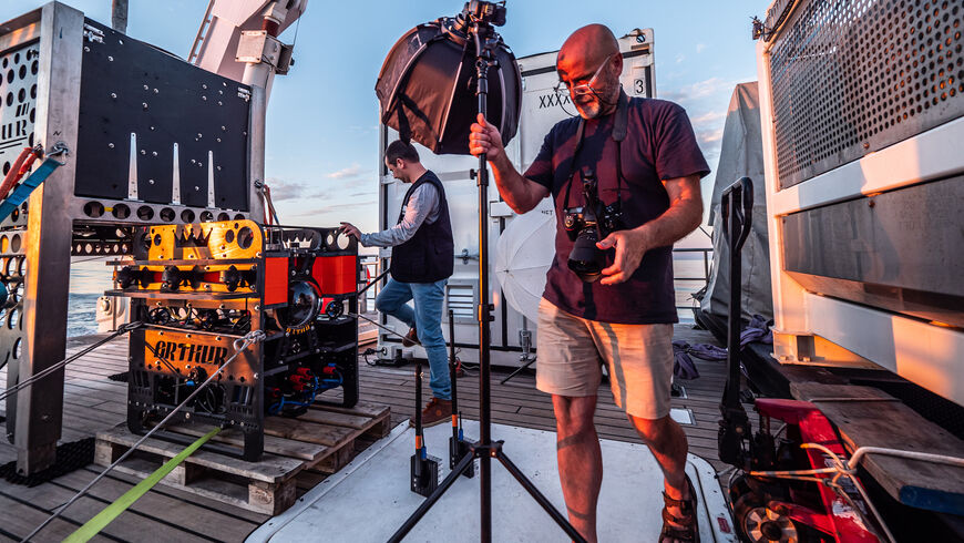 Photograph Angel Fitor documenting the robot-technician Vincent Creuze and the robot Arthur on the Alfred Merlin boat, August 2022.