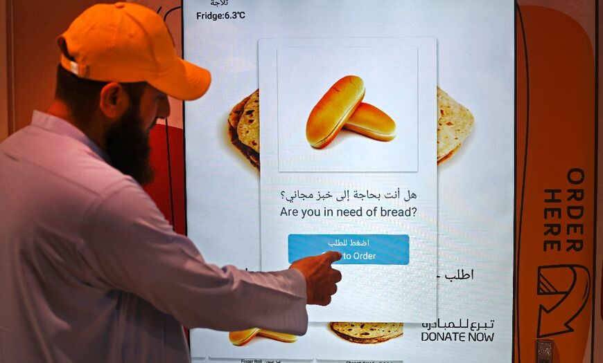 Free bread distributor in Dubai