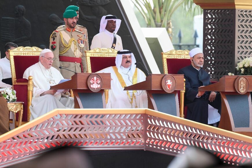 Pope Francis (L), Bahrain's King Hamad bin Isa al-Khalifa (C), and the grand imam of Egypt's Al-Azhar mosque, Sheikh Ahmed al-Tayeb (R), at the closing ceremony for the Bahrain Forum for Dialogue 