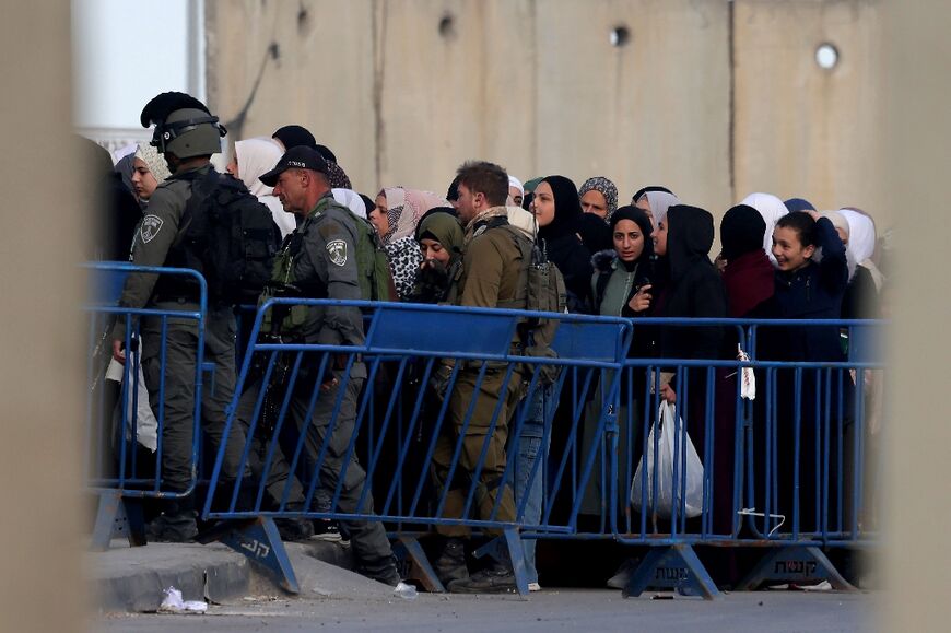 Palestinians queued up at Qalandiya checkpoint to visit Jerusalem for prayer