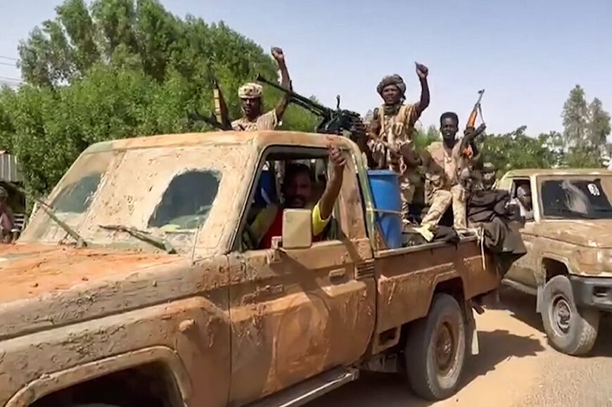 Sudanese paramilitary Rapid Support Forces (RSF) fighters, who emerged from the Janjaweed milita of Dafur, are fightin in the capital Khartoum 