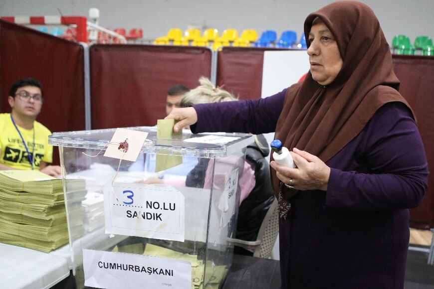 Une électrice vote pour le second tour de l'élection présidentielle turque dans un bureau de vote à Nicosie, la capitale de la République turque autoproclamée de Chypre du Nord (RTCN), le 20 mai 2023