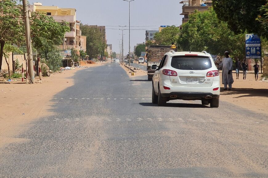 Vehicles on the move in southern Khartoum on the first day of the US and Saudi-brokered truce