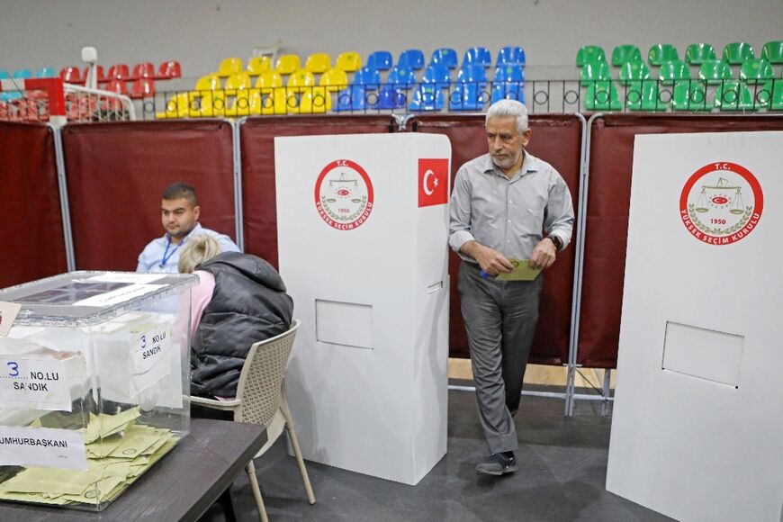 Un électeur vote pour le second tour de l'élection présidentielle turque dans un bureau de vote à Nicosie, la capitale de la République turque autoproclamée de Chypre du Nord (RTCN), le 20 mai 2023