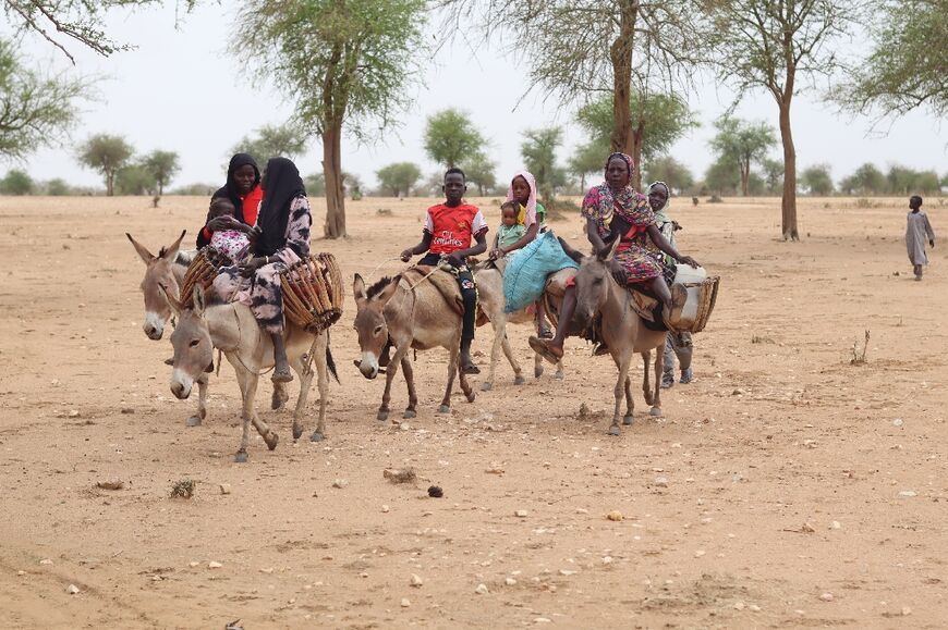 Sudanese refugees cross into Chad near Koufroun, Echbara, on May 1, 2023