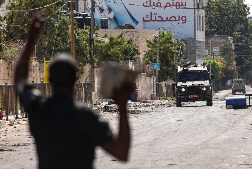 Il governo israeliano ha affermato di aver colpito la roccaforte militante con "con grande forza"