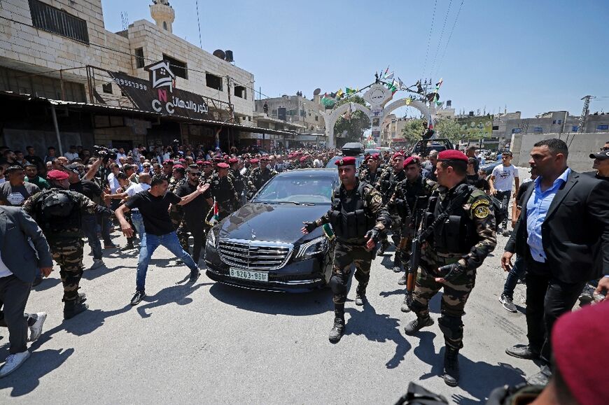Abbas's convoy passes through the Jenin camp at the end of the visit