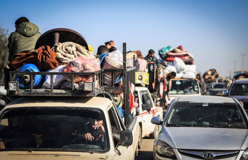 Gazan families flee Khan Yunis on the coastal road leading to Rafah