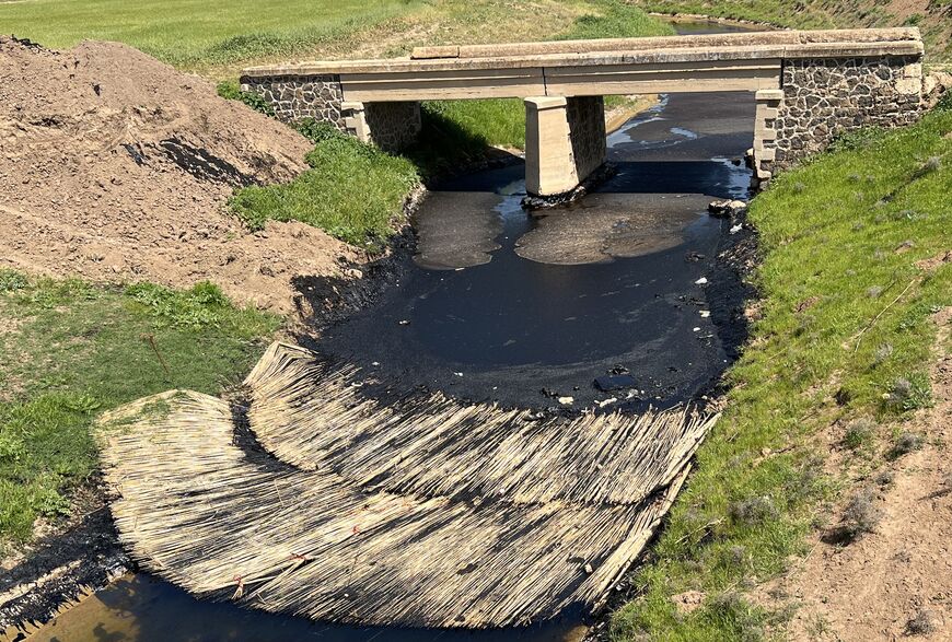 Caption oil pollution in the Jaghjagh river caused by Turkish bombing April 6 2024 Tell Brak Northern Syria Amberin Zaman