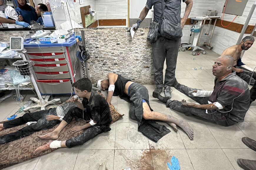 Palestinesi feriti ricevono cure presso l'ospedale Kamal Adwan dopo un attacco aereo israeliano a Beit Lahia, nel nord di Gaza