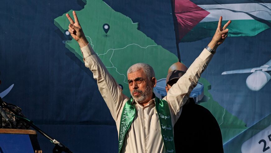 Yahya Sinwar, leader del movimento palestinese Hamas, gesticola sul palco durante una manifestazione a Gaza City, 24 maggio 2021.