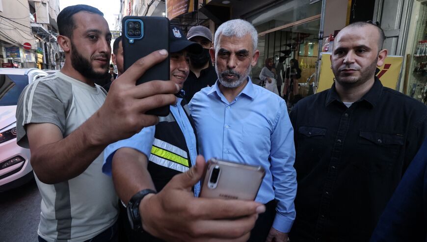 Yahya Sinwar, leader dell'ala politica del movimento palestinese Hamas, posa per un selfie con i sostenitori mentre visita il quartiere di Al-Rimal a Gaza City, il 26 maggio 2021, per valutare i danni causati dai recenti bombardamenti delle forze israeliane.