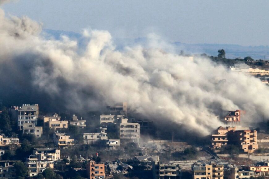 Il fumo si alza dal sito di un attacco aereo israeliano che ha preso di mira il villaggio di Khiam, al confine meridionale del Libano