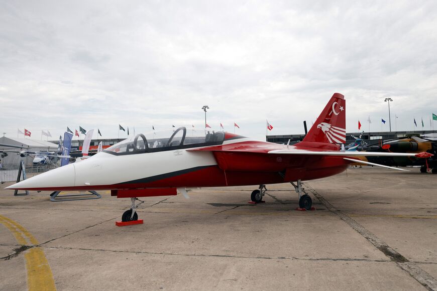 Un Hurjet, un aereo da addestramento avanzato e da combattimento leggero supersonico monomotore con posti in tandem sviluppato dalla Turkish Aerospace Industries, è esposto durante l'International Paris Air Show presso l'aeroporto di Parigi Le Bourget, il 20 giugno 2023. (Foto di Geoffroy Van der Hasselt / AFP) (Foto di GEOFFROY VAN DER HASSELT/AFP tramite Getty Images)