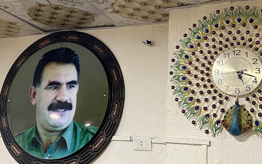 Ritratto del leader del PKK imprigionato Abdullah Ocalan presso il quartier generale dello YPJ vicino ad Al-Hasakah, Siria. (Amberin Zaman/Al-Monitor)