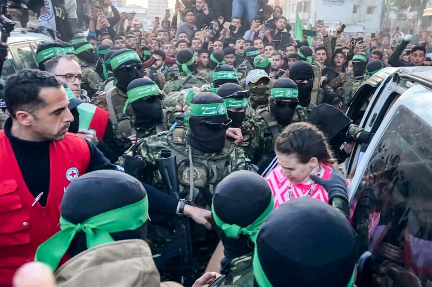 Un'immagine catturata mostra uno degli ostaggi israeliani che esce da un veicolo per essere consegnato al Comitato Internazionale della Croce Rossa a Gaza City