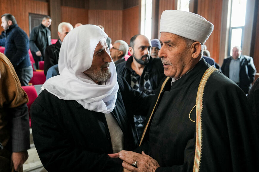 I chierici e i membri della minoranza alawita della Siria si riuniscono per un incontro a Qardaha, il villaggio ancestrale della famiglia Assad, nella provincia occidentale di Latakia il 16 dicembre 2024 per una sessione volta a stabilire meccanismi di dialogo con le nuove autorità di Damasco. Nell'ex cuore pulsante del clan Assad, Latakia, molti membri della minoranza alawita del presidente detronizzato sono sollevati dal fatto che il suo governo ferreo sia giunto al termine, ma temono l'emarginazione e, cosa ancora peggiore, le rappresaglie da parte dei ribelli guidati dagli islamisti