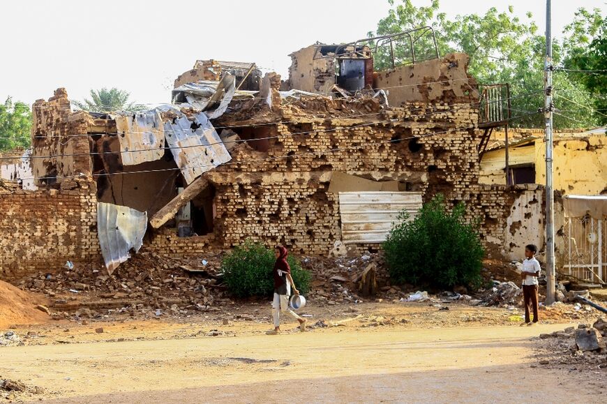 Families have resorted to burying their relatives outside of cemeteries as a result of the war