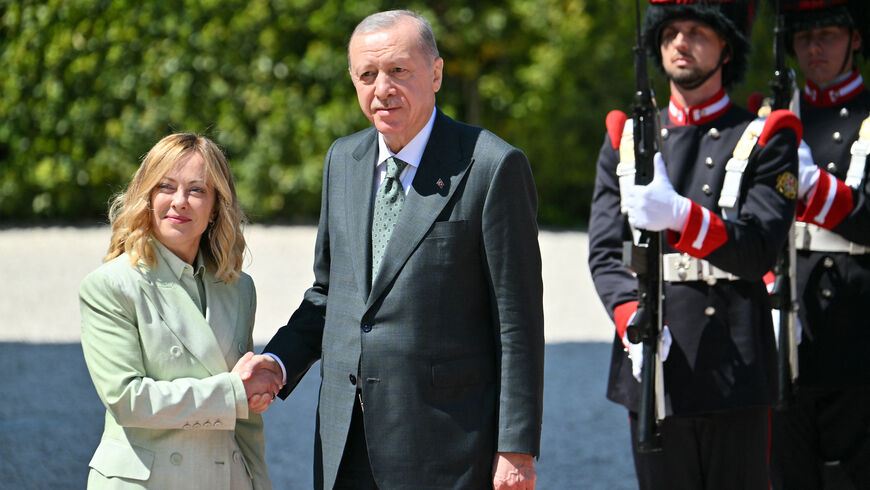 Il Primo Ministro italiano Giorgia Meloni (a sinistra) stringe la mano al Presidente turco Recep Tayyip Erdogan durante la visita del Presidente turco a Villa Doria Pamphili a Roma, il 29 aprile 2025.