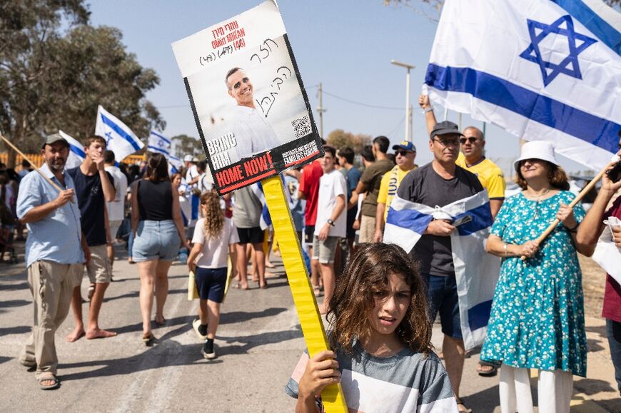 Crowds gathering for the arrival of Israeli-Hungarian former hostage Omri Miran, returned by Hamas