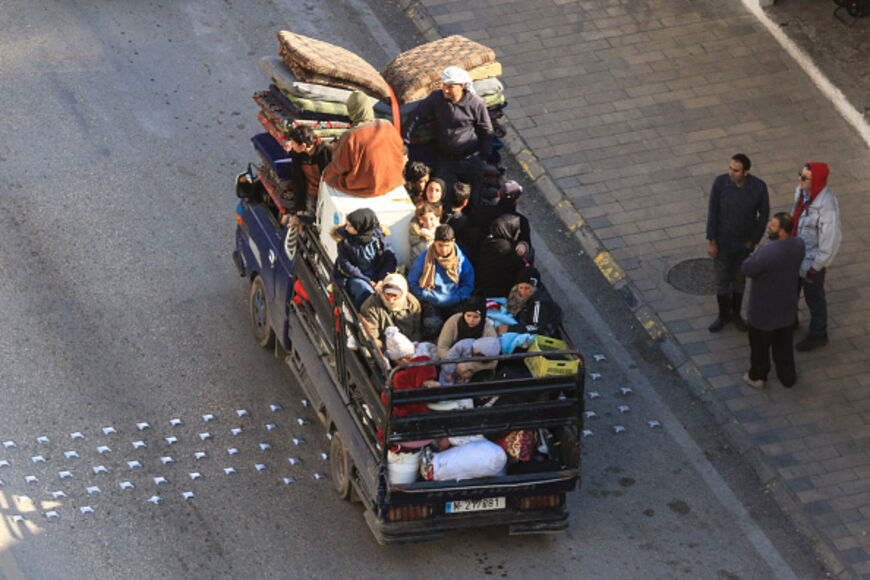 Una famiglia con i propri beni fugge dal suo villaggio nel Libano meridionale a bordo di un camion, mentre percorre la strada costiera attraverso la città di Sidone, il 2 marzo 2026. (Foto di Mahmoud ZAYYAT / AFP tramite Getty Images)