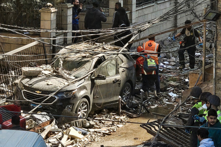 I primi soccorritori lavorano sul sito di un attacco israeliano nella periferia sud di Beirut, il 3 marzo 2026. La guerra lanciata da Stati Uniti e Israele contro l'Iran si è estesa a tutto il Medio Oriente, minacciando di far precipitare l'economia globale nel caos, con il Libano e gli esportatori di energia del Golfo coinvolti nel conflitto. (Foto di AFP tramite Getty Images)