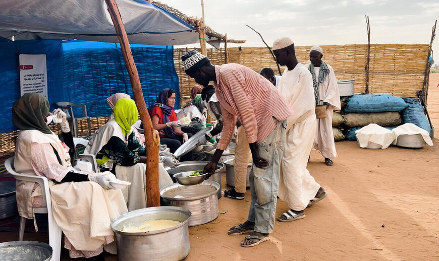 This Save-supported, volunteer-run community kitchen serves thousands of hot meals to newly arrived displaced individuals from El Fasher.
