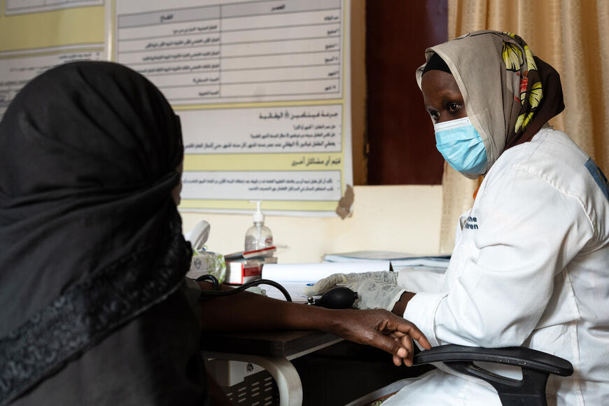 A staff member assesses a patient at a Save the Children clinic in Central Darfur. Seven area clinics run by other NGOs have been forced to close due to foreign aid cut, increasing the demand on this clinic. Local staff provide maternal and child healthcare, emergency referrals, and nutrition services for thousands of IDPs sheltering in the area.