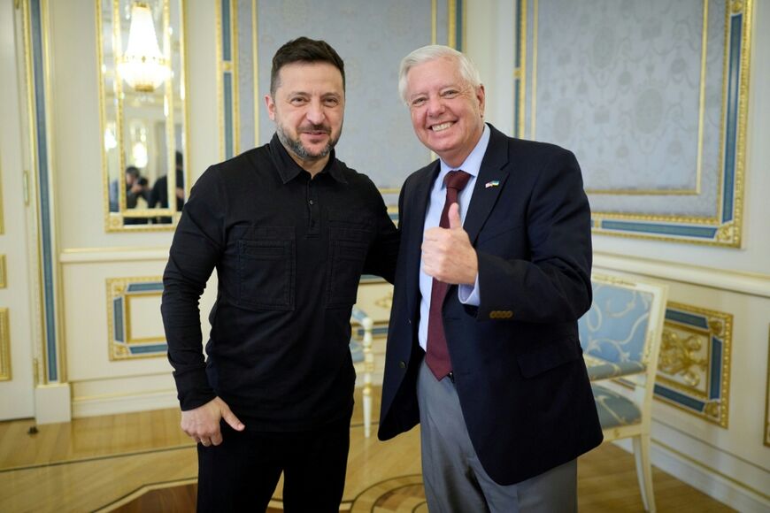 Ukrainian's President Volodymyr Zelensky (L) and US Senator Lindsey Graham (R) meeting in Kyiv