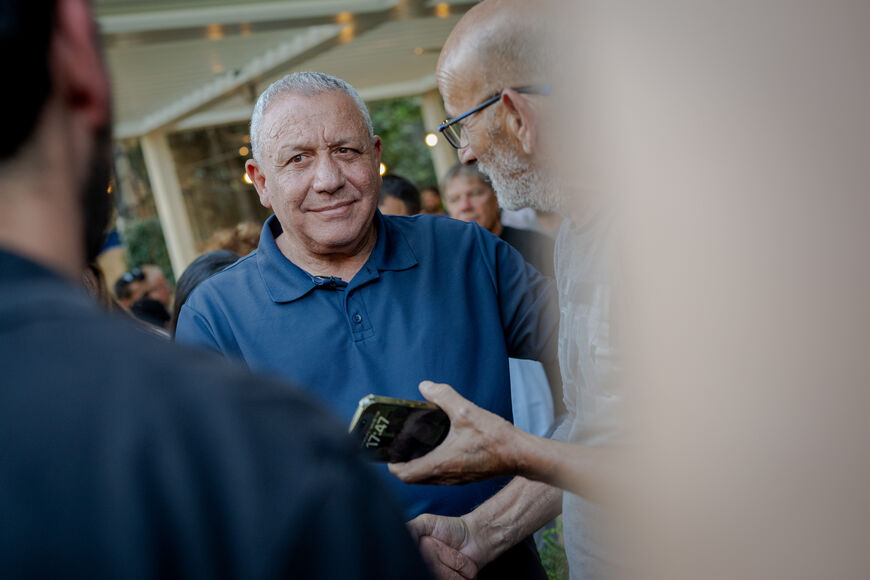 JERUSALEM - AUGUST 12: Yashar party leader Gadi Eisenkot talks with local residents at a cafe on August 12, 2026 in Jerusalem. Gadi Eisenkot (also spelled Eizenkot), a retired chief of the Israel Defense Forces and current leader of the Yashar party, has emerged as the foremost challenger to Benjamin Netanyahu ahead of October's general election. (Photo by Erik Marmor/Getty Images)