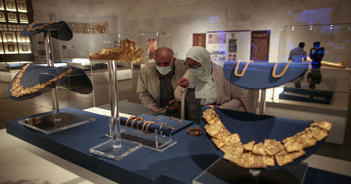 Egyptians abandon gold gifts as prices soar - Vimarsana News
